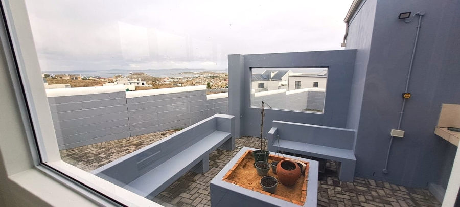 4 Bedroom Property for Sale in Hoogland Western Cape